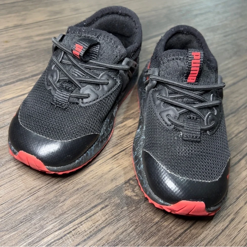PUMA Boys Sneakers. Black and Red. Lace Up.
